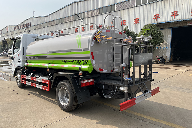 东风小利卡洒水车(5吨)