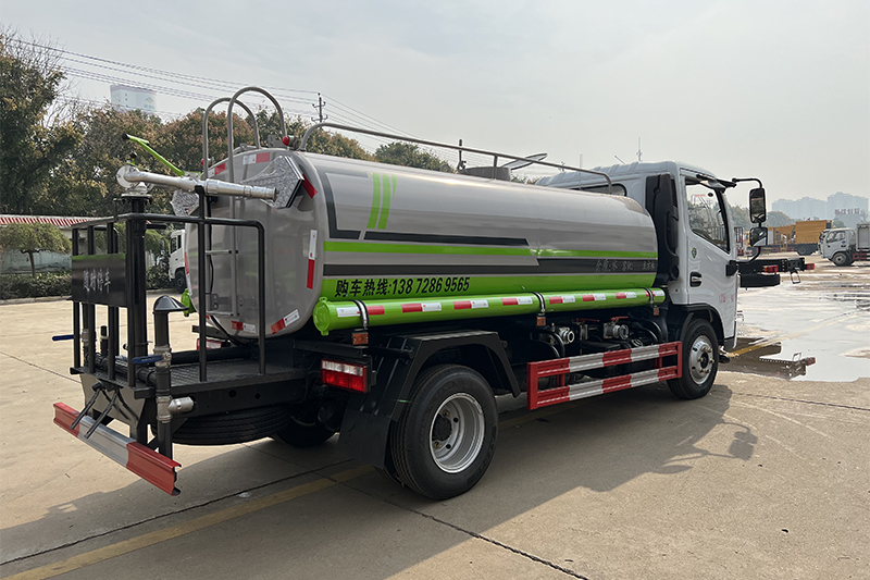 东风小利卡洒水车(5吨)