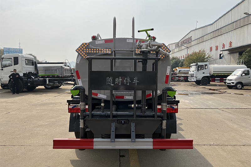 东风小利卡洒水车(5吨)