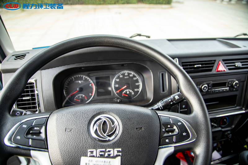 东风小利卡洒水车(5吨)