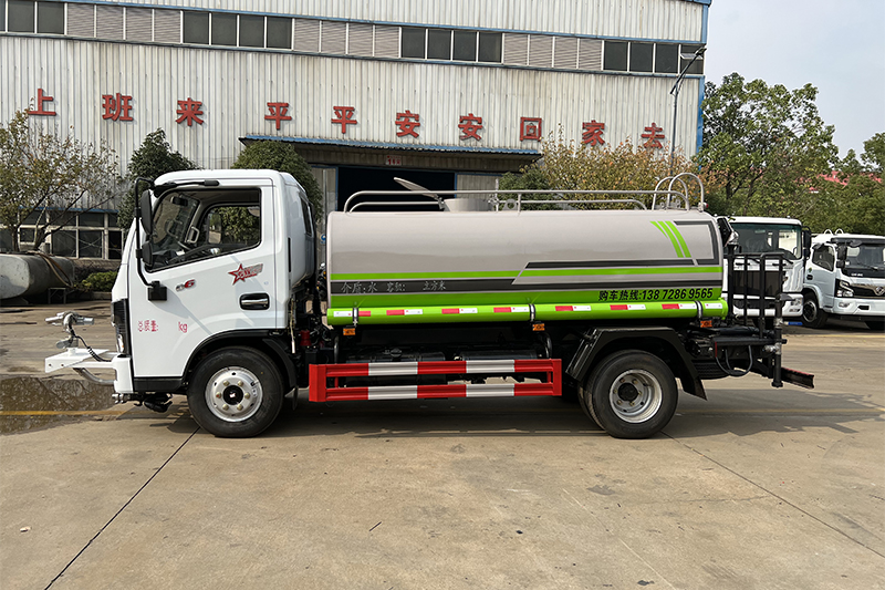 东风小利卡洒水车(5吨)